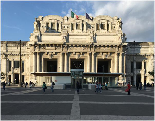 Sull’asse prospettico Pisani/Stazione si allineano l’ingresso alla Metropolitana, City Pavilion e la copertura del raccordo sotterraneo FS/MM