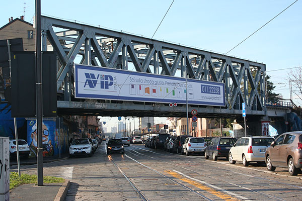  ponte in ferro a struttura reticolare a Milano (deturpato)