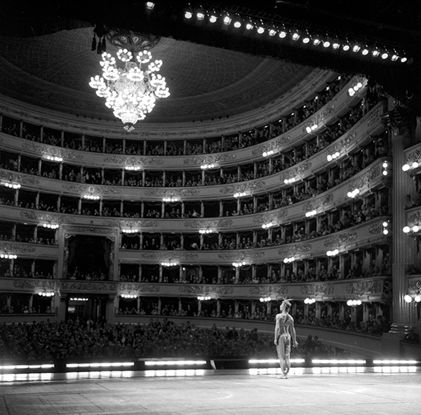 Foto_2_Nureyev alla Scala - Il Corsaro - 1966 - ph Erio Piccagliani-Teatro alla Scala