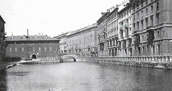 Il laghetto di San Marco con sullo sfondo il ponte pedonale a dorso di mulo
