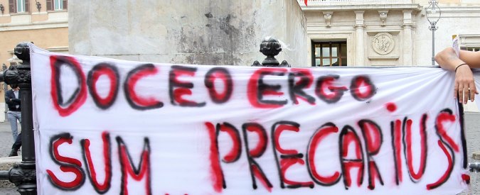 Foto Roberto Monaldo / LaPresse08-09-2010 RomaInterniP.zza Montecitorio - Manifestazione di protesta dei precari della scuolaNella foto Un momento della manifestazioneFoto Roberto Monaldo / LaPresse08-09-2010 RomeProtest of the school's precariousIn the photo A moment of demonstratio in front of House of Representatives