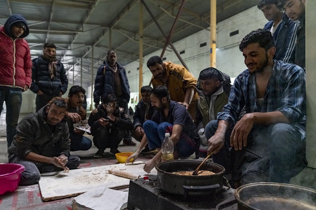 I migranti nel campo di Bira preparano cibo per il game. Se va tutto bene dovranno passare 12 giorni nei boschi, nel tentativo di superare la Croazia.