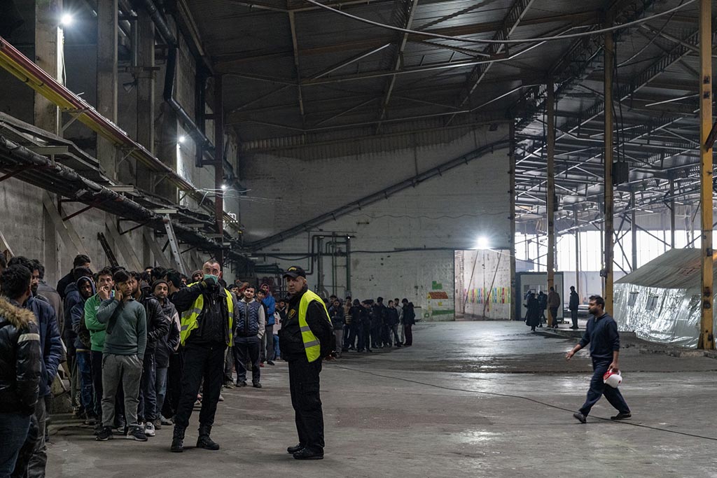 La coda per il cibo al Bira di Bihac può durare ore. Qua sta iniziando a formarsi, un'ora prima che inizino a servire il pranzo.