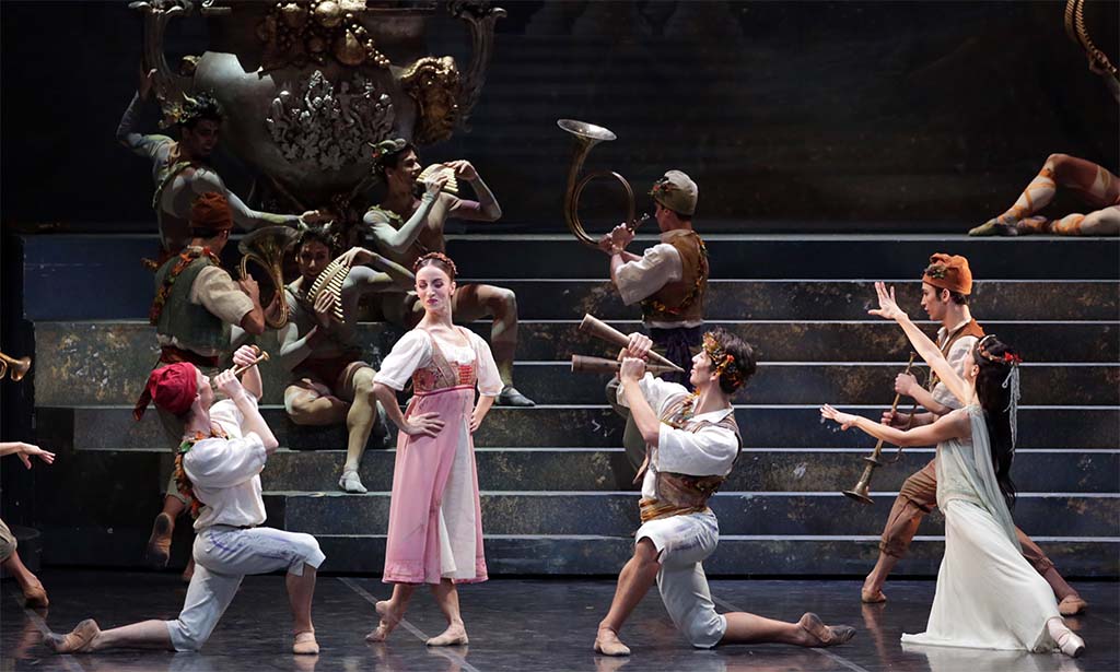 Valerio Lunadei (pastorello), Antonella Albano (contadina), Mattia Semperboni (contadinello) e il corpo di ballo nell’atto I.