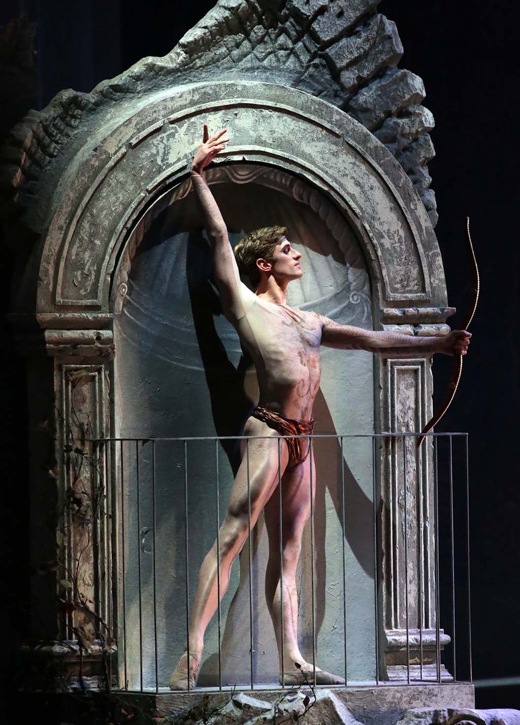 Nicola Del Freo (Eros) mentre colpisce Sylvia nell’atto I.