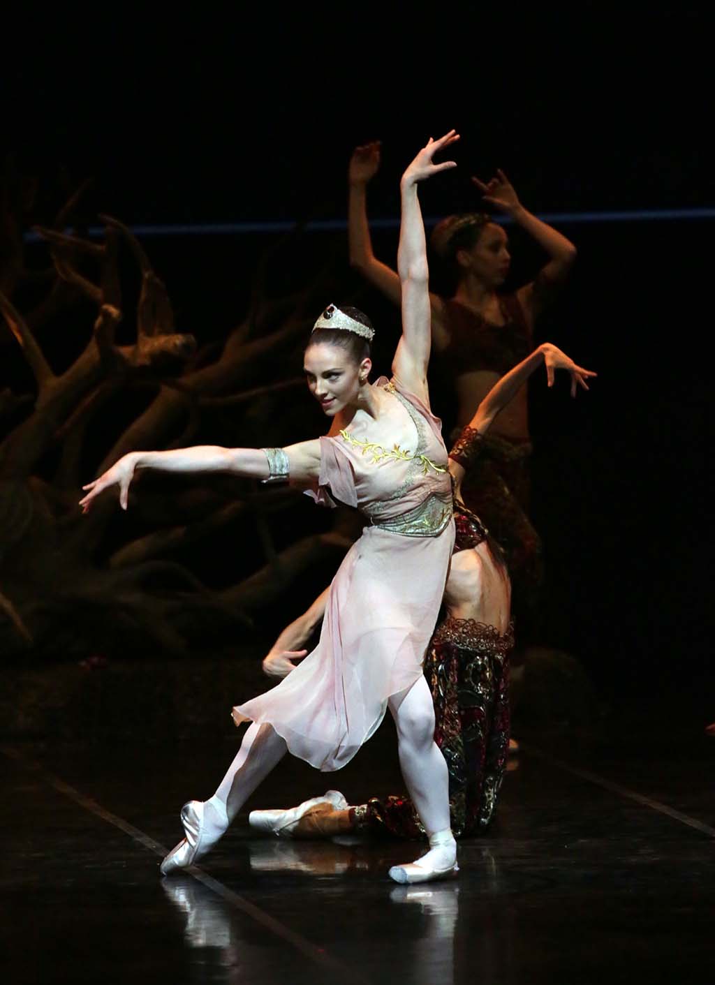 Martina Arduino (Sylvia) mentre ammalia e inganna Orione nell’atto II.