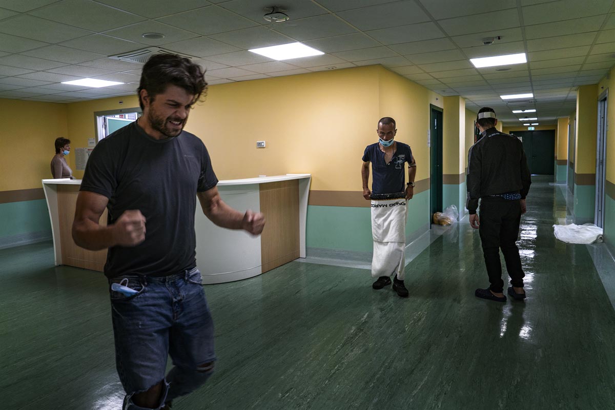 Edoardo: “Il periodo Covid altro non è che la Corona tolta a nostro Signore per far vedere ai fedeli cosa sta accadendo, in quanto selezione naturale causata dall’opera umana”.