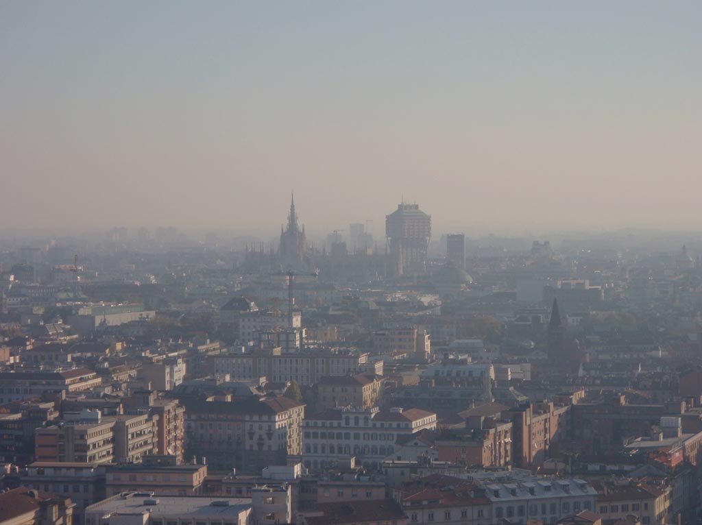 Un’immagine del Centro Storico di Milano in una giornata con la qualità dell’aria pessima – Foto autore articolo
