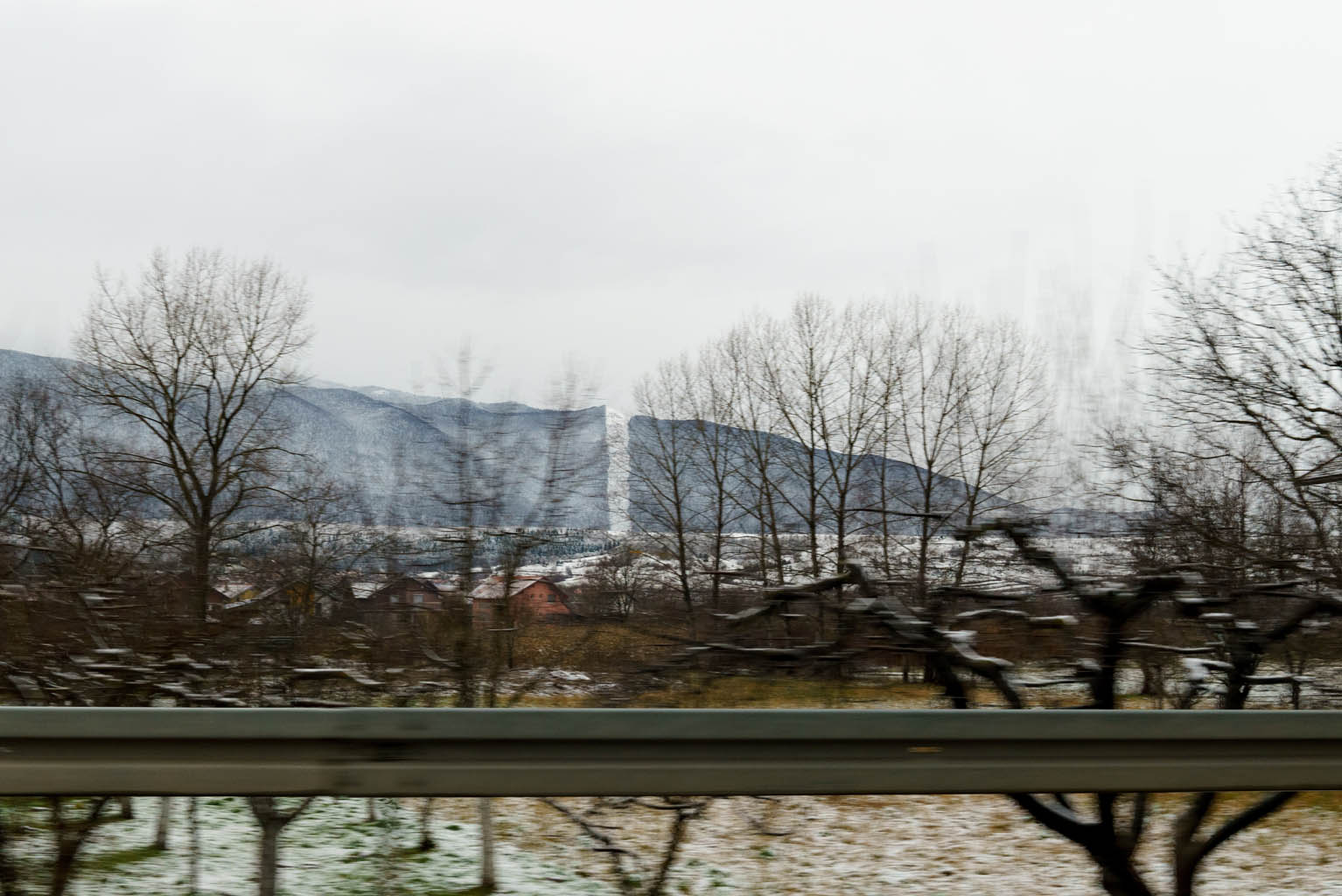 La croazia ha disboscato una fetta di bosco larga circa 40 metri per segnare il confine e rendere evidenti i tentativi di passaggio