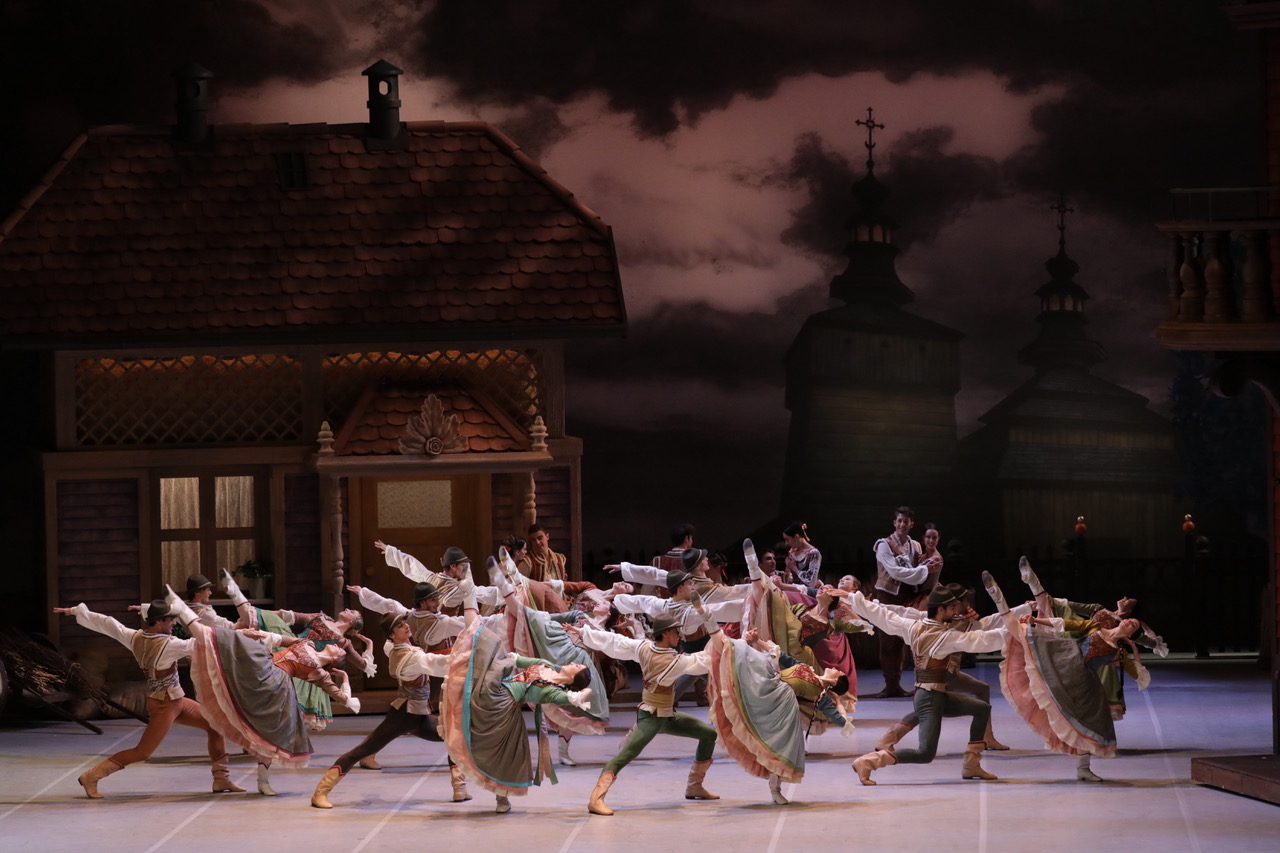 Foto 3 Il corpo di ballo nella mazurka del primo atto