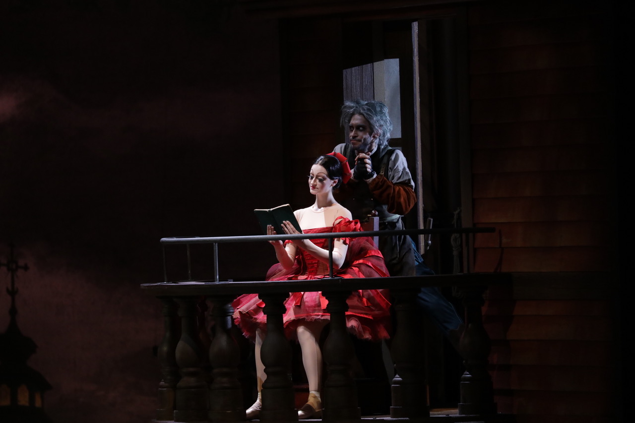 Foto 5 Coppélius (Chistian Fagetti) e la bambola Coppélia nel primo atto