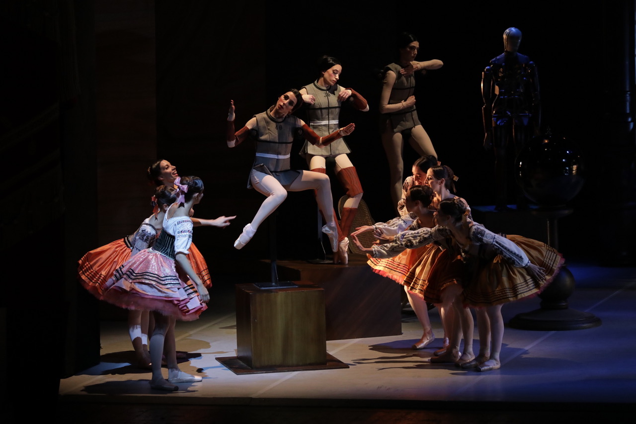 Foto 6 Swanilda (Nicoletta Manni) con le amiche e i manichini